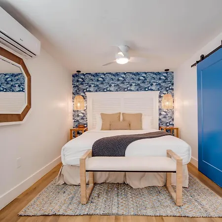 Underwater Cabana At Custom House Inn